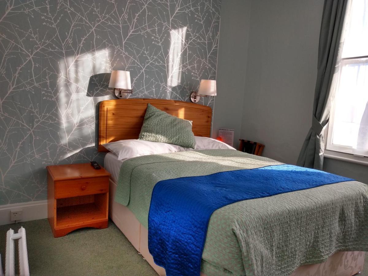 Standard Double Room Ensuite Bathroom