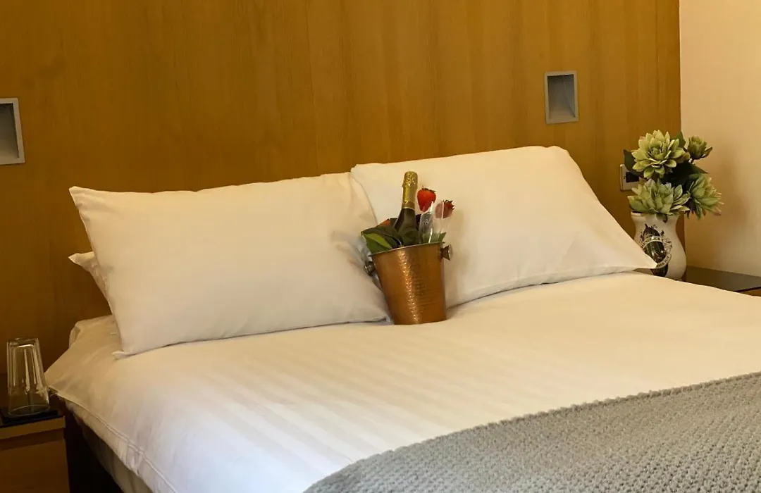 Rooms At 1703-1