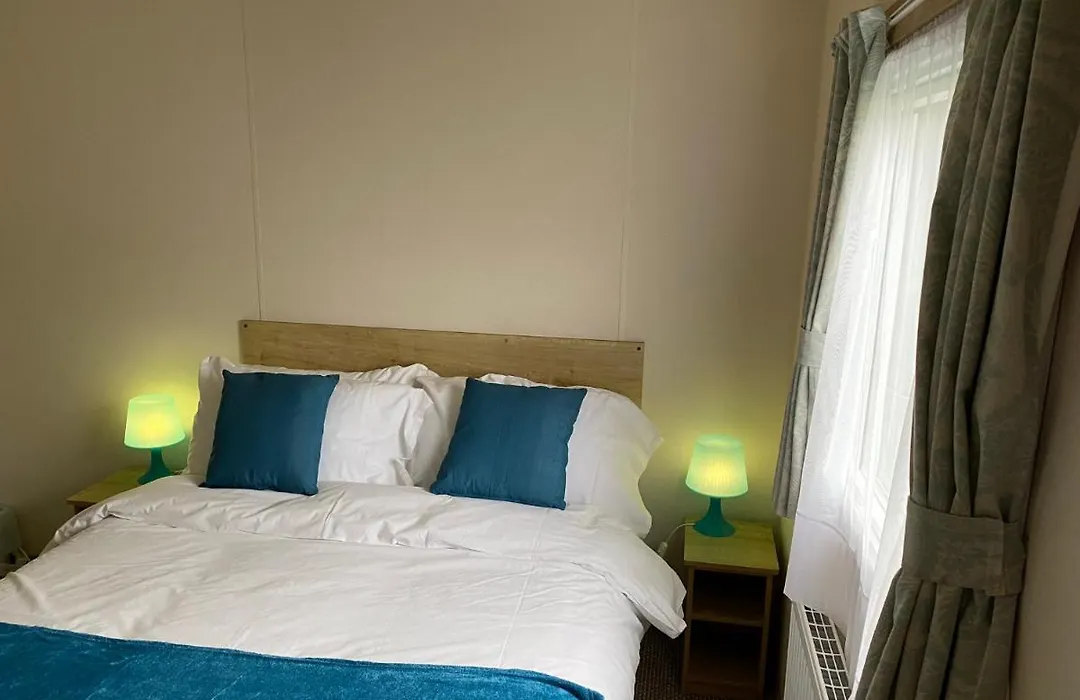 5 Mins Walk To Beach. 3 Bedroom Caravan. Sleeps 8-1