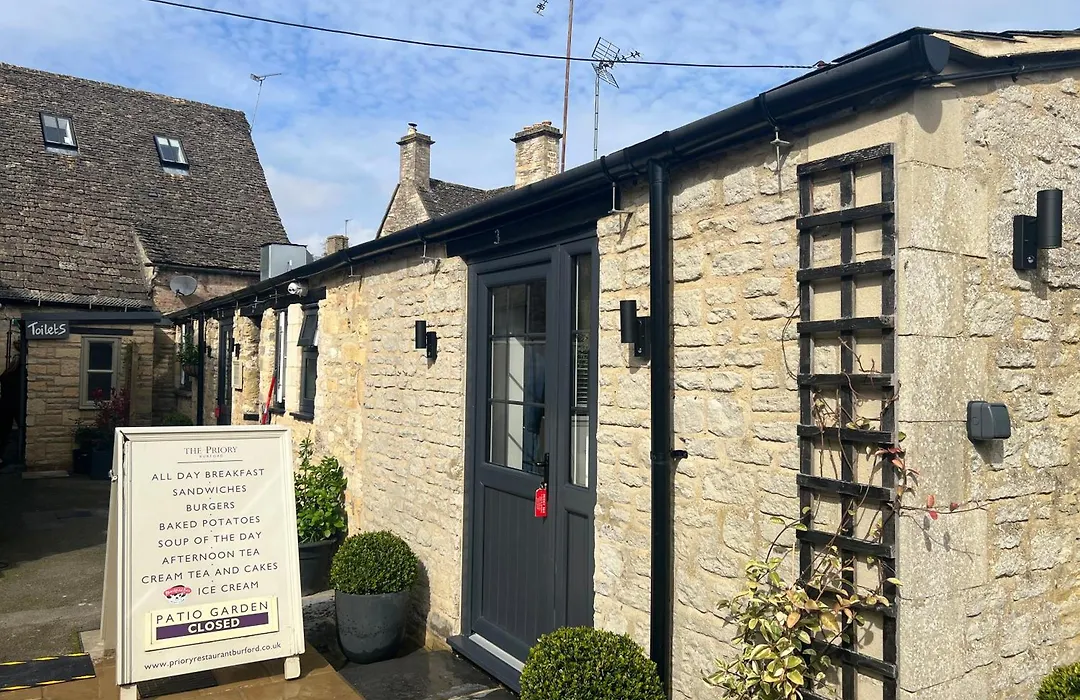 Priory Tearooms Burford With Rooms-1