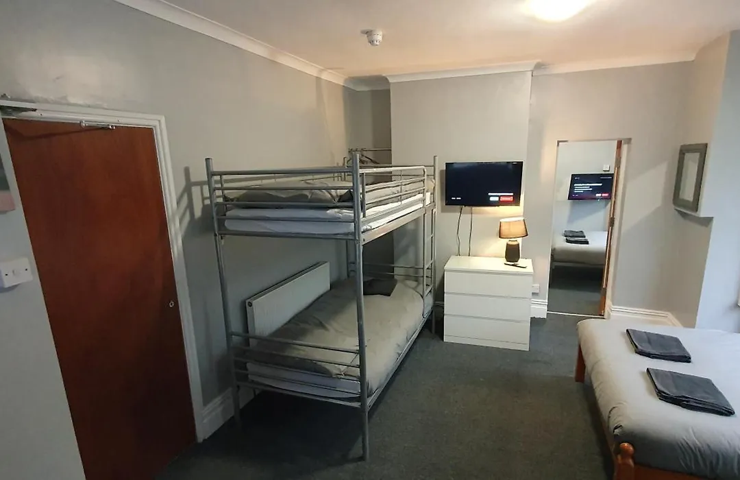Blackpool North Close To Station - With Free Car Parking-1
