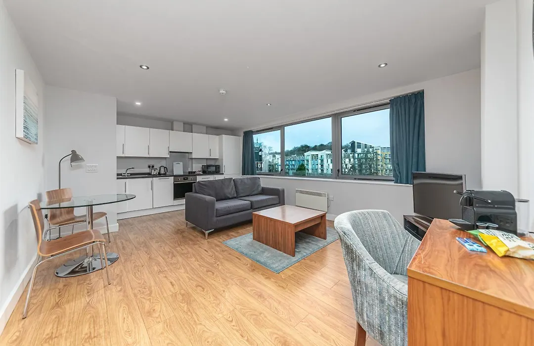 Hq Aparthotel Farnborough-1