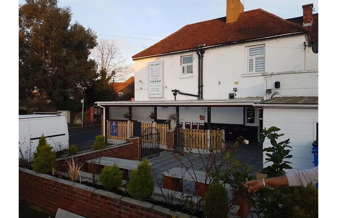 Swan Inn, Heathrow Airport-1