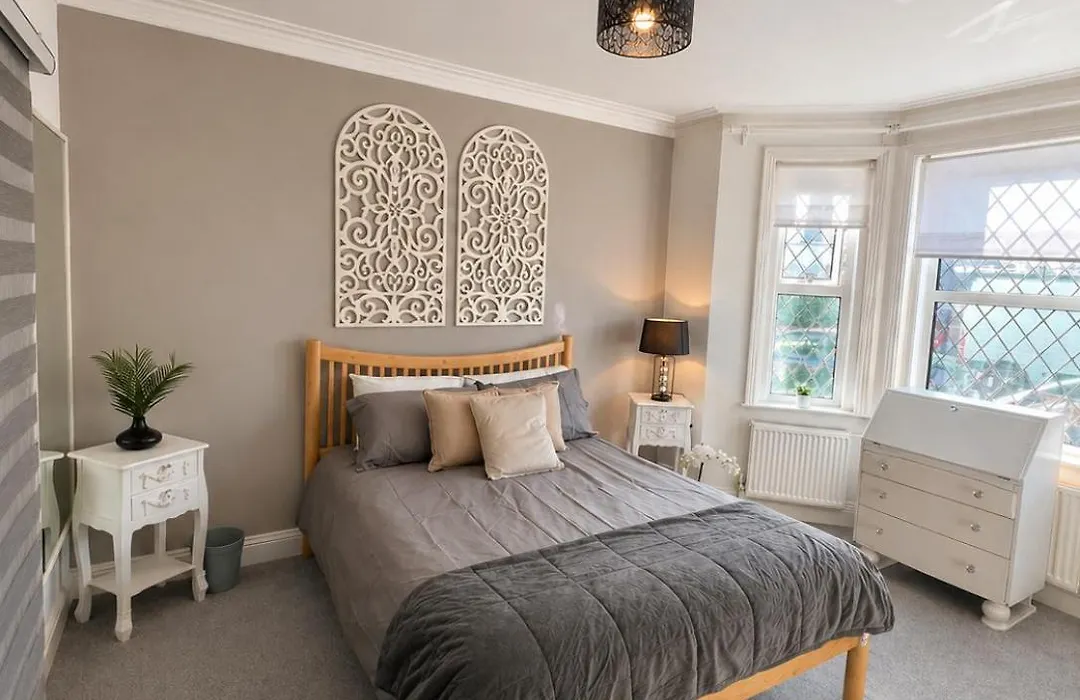 Cosy Bee-1