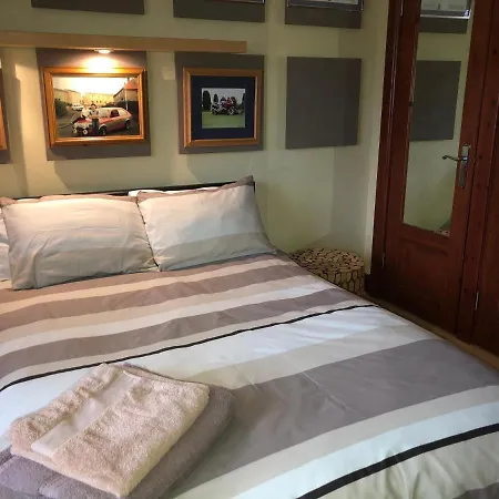 Tranquil Accommodation In A Great Location.-3
