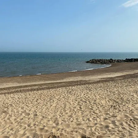 5 Mins Walk To Beach. 3 Bedroom Caravan. Sleeps 8-2