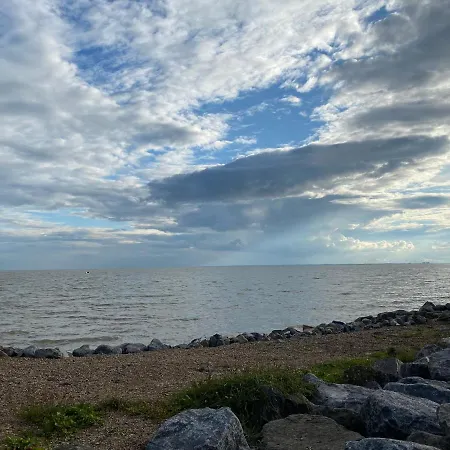 5 Mins Walk To Beach. 3 Bedroom Caravan. Sleeps 8-3