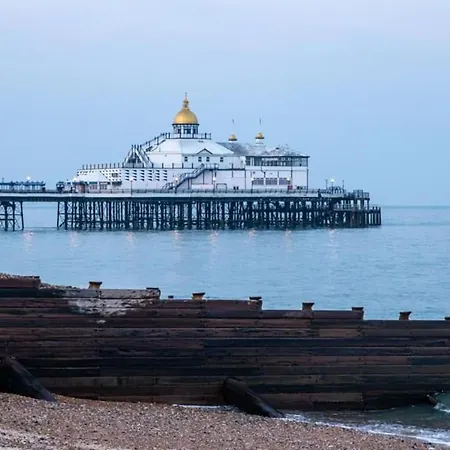 Oyo Marine Parade Hotel, Eastbourne Pier-2