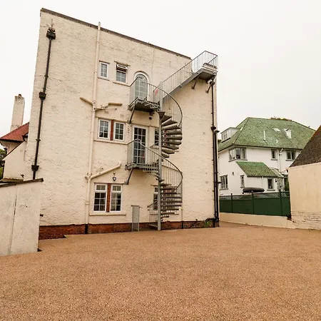 Yardley Manor-2