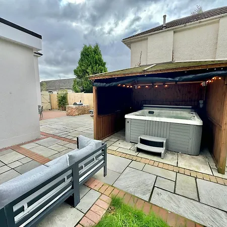 5 Bedroom House - Large Garden With Hot Tub - Sleeps 11 - Close To Beach - Free Parking-2
