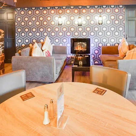 Oyo Lamphey Hall-2