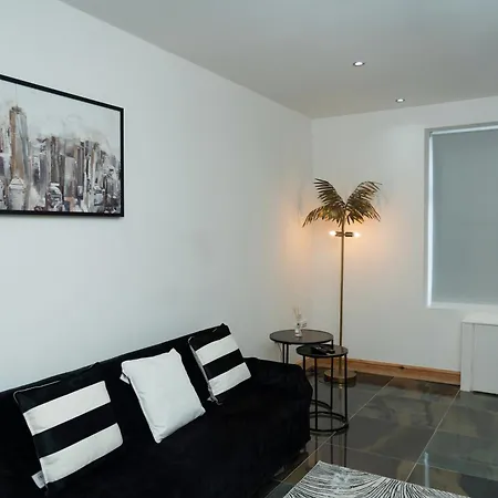 Double Bedroom Near Etihad And Coop Live With Free Parking, Shared Kitchen & Bathroom-2