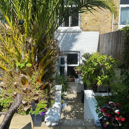Bradstone Garden Retreat With Own Entrance-2