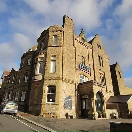 Highlands Hotel And Bar-3