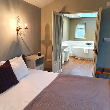 Holmwood House Guest Accommodation-3