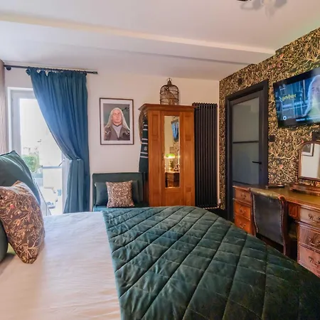 Ricky Road Guest House-2