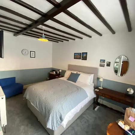 Stone'S Throw Guest House-2