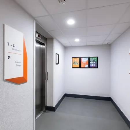 Easyhotel Leeds-3