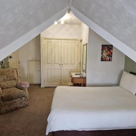 Crescent Lodge Guest House-3