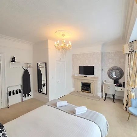 Beaufort Lodge - Central Location & Free Parking-3