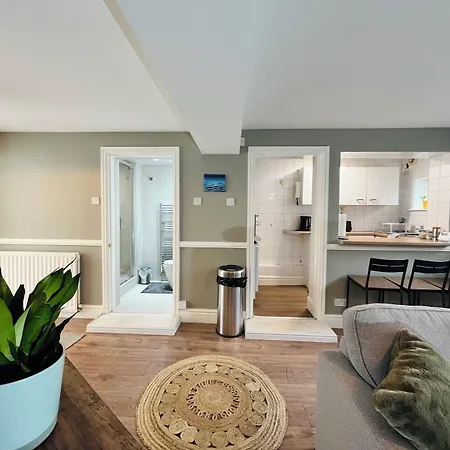 Luxury Apartment In Mossley Hill-3