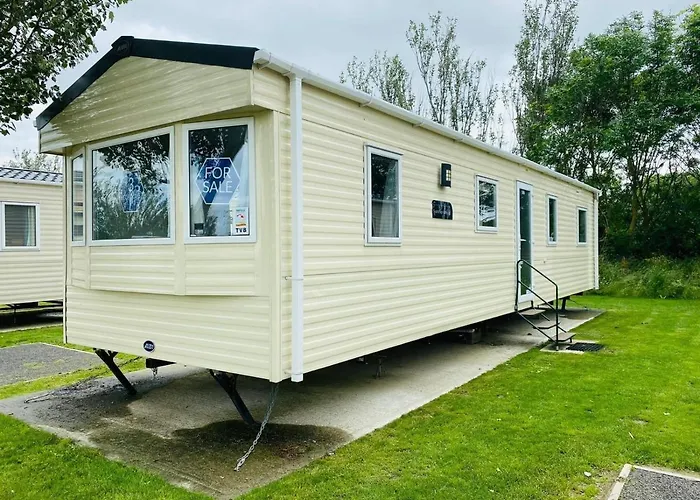 5 Mins Walk To Beach. 3 Bedroom Caravan. Sleeps 8 Clacton-on-Sea