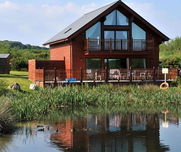 Swallow Lodge With Hot Tub, Dogs Welcome Sleeps 8, Great Resort Facilities Padstow