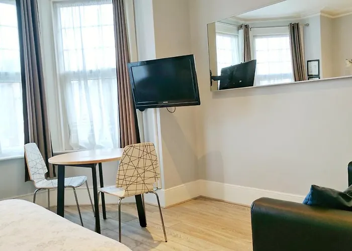 Avis Hotel