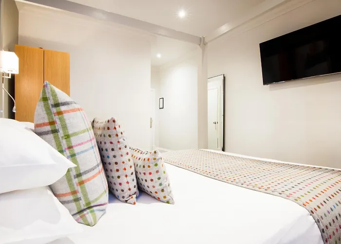 White Hart Hotel & Apartments