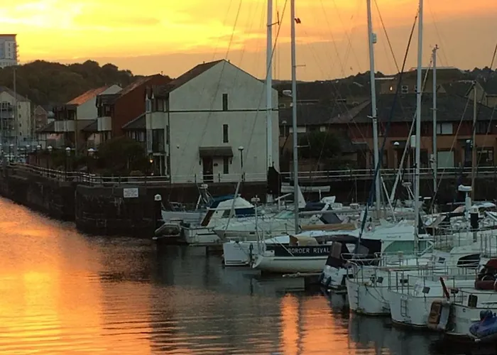 Rooms At Penarth Marina