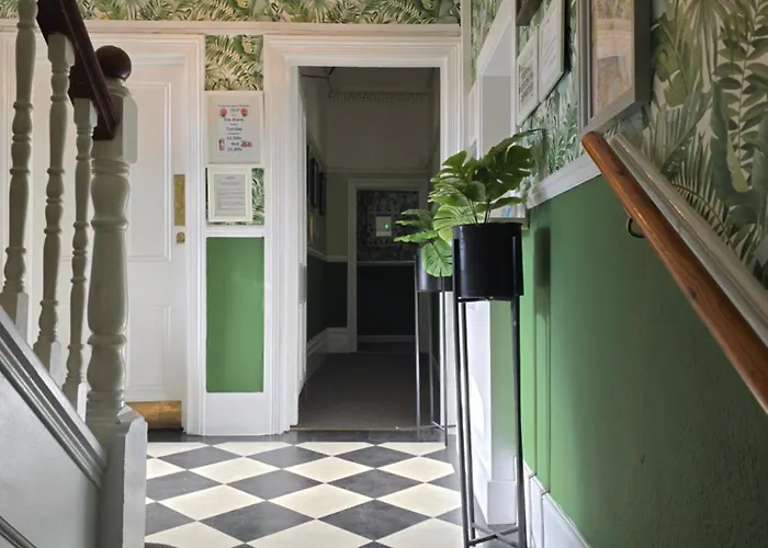 Avis Hotel