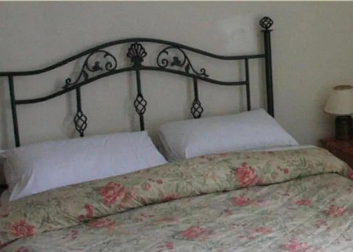 Oyo Rose & Crown Hotel
