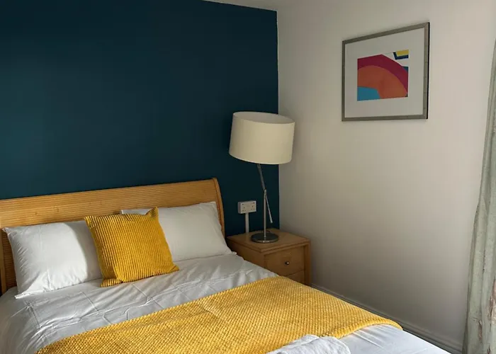 Continental Hotel With Access To Shared Kitchen