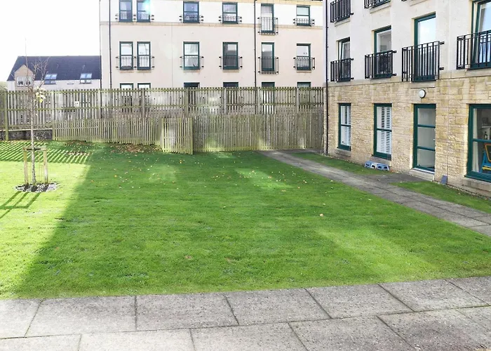 Contemporary 3 Bedroom Flat In Ancient Dunfermline