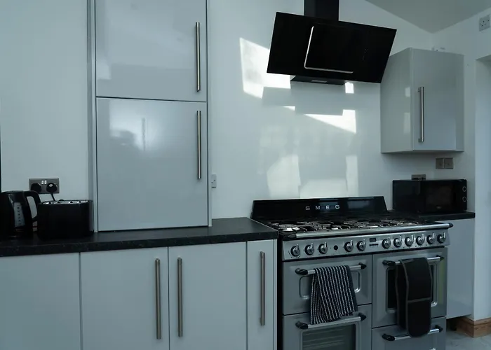 Double Bedroom Near Etihad And Coop Live With Free Parking, Shared Kitchen & Bathroom