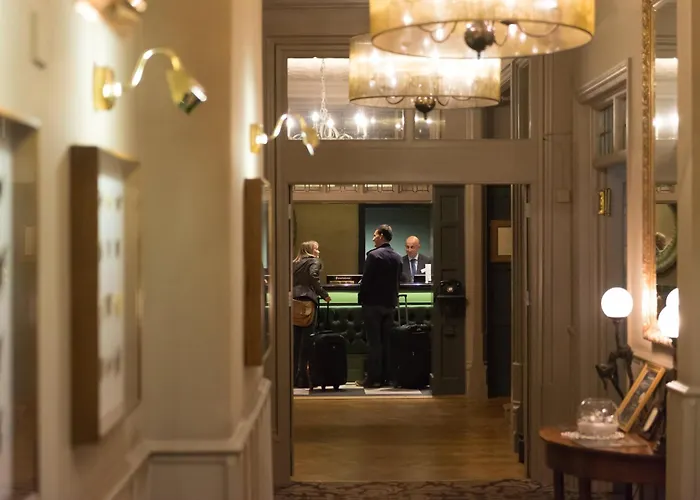 The Crown Manor House Hotel