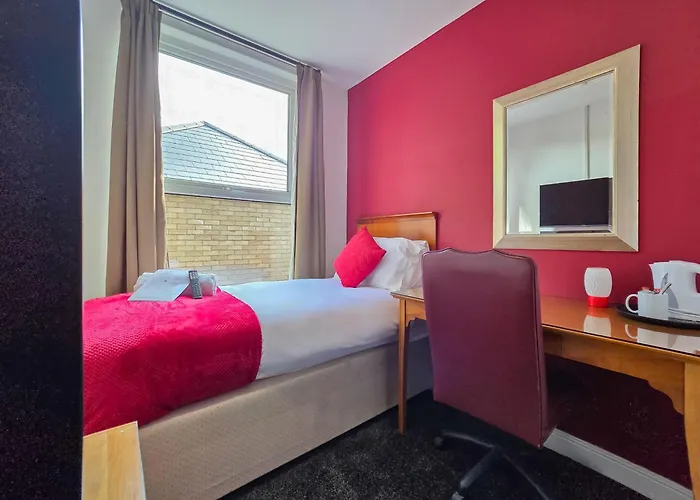 Hullywood Rooms With Shared Kitchen Facilities