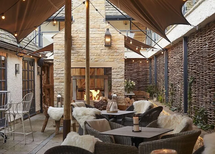 The Crown Of Crucis Country Inn And Hotel Ampney Crucis