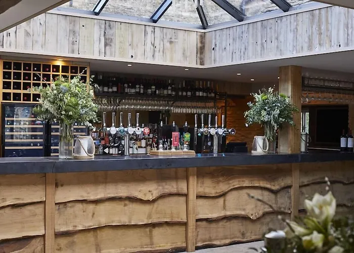 The Crown Of Crucis Country Inn And Hotel Ampney Crucis