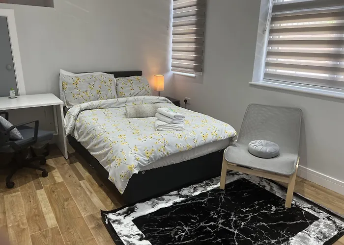 Grand Bleu - London - Next To Piccadilly Line Tube Station & Brand New Facilities