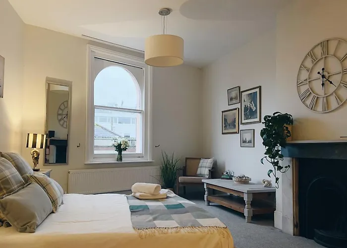 Beds At 46, Cowes