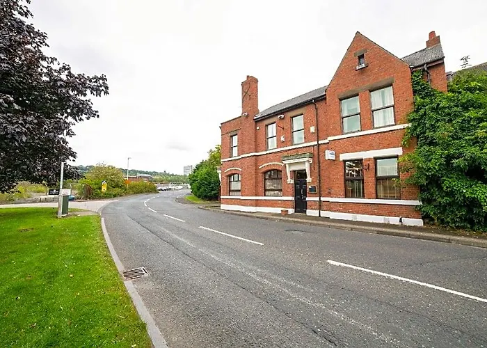 Oyo The Rowers Hotel