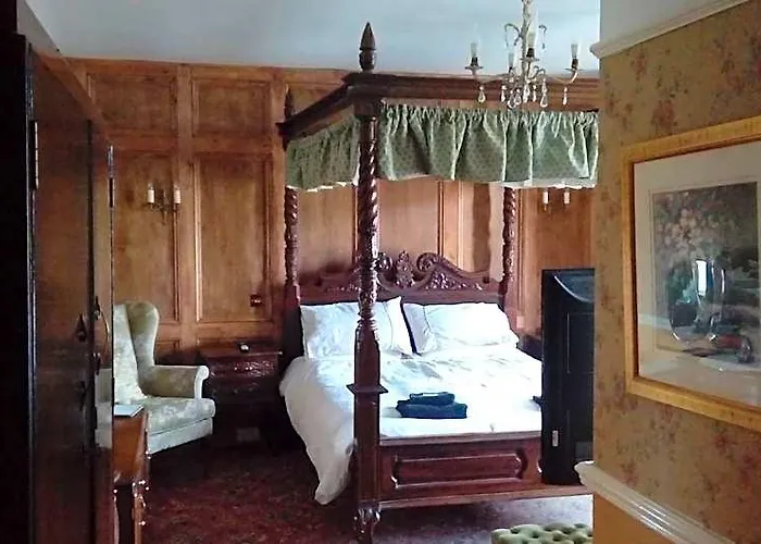 Neuadd Arms Hotel