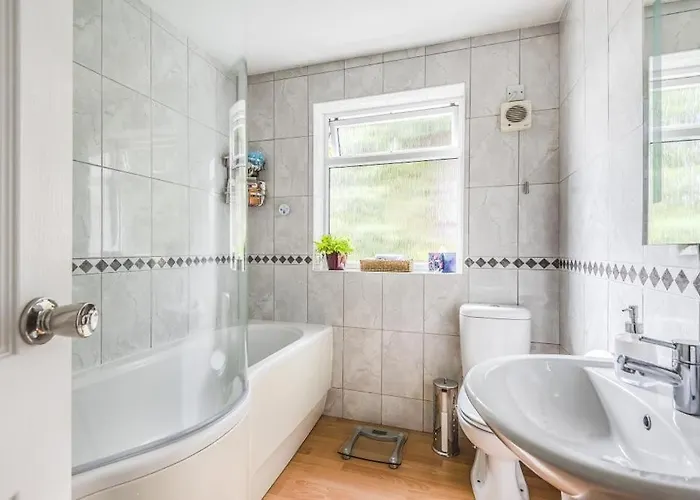 Large Central House Near Heathrow Airport & London With Parking