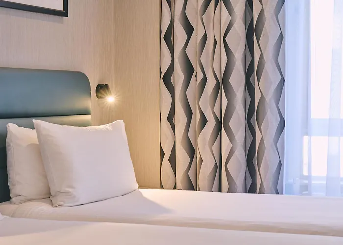 City Sleeper At Royal National Hotel