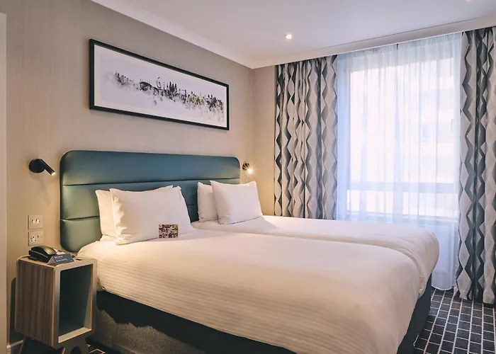 City Sleeper At Royal National Hotel