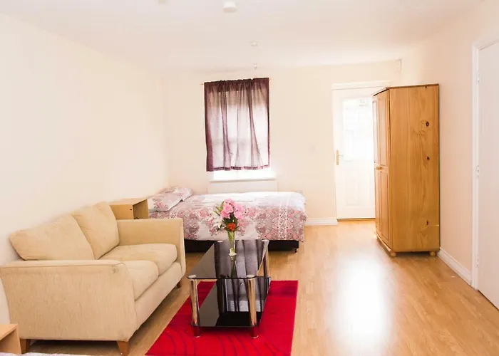 Queen Guest House Gillingham 