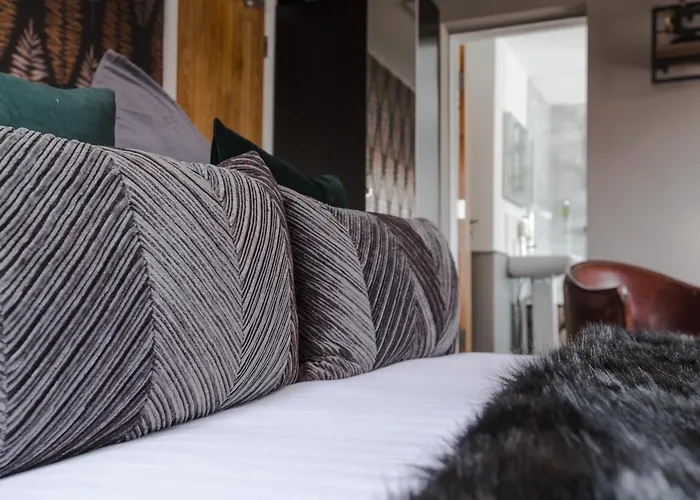 The Wheatsheaf Pub, Kitchen & Rooms